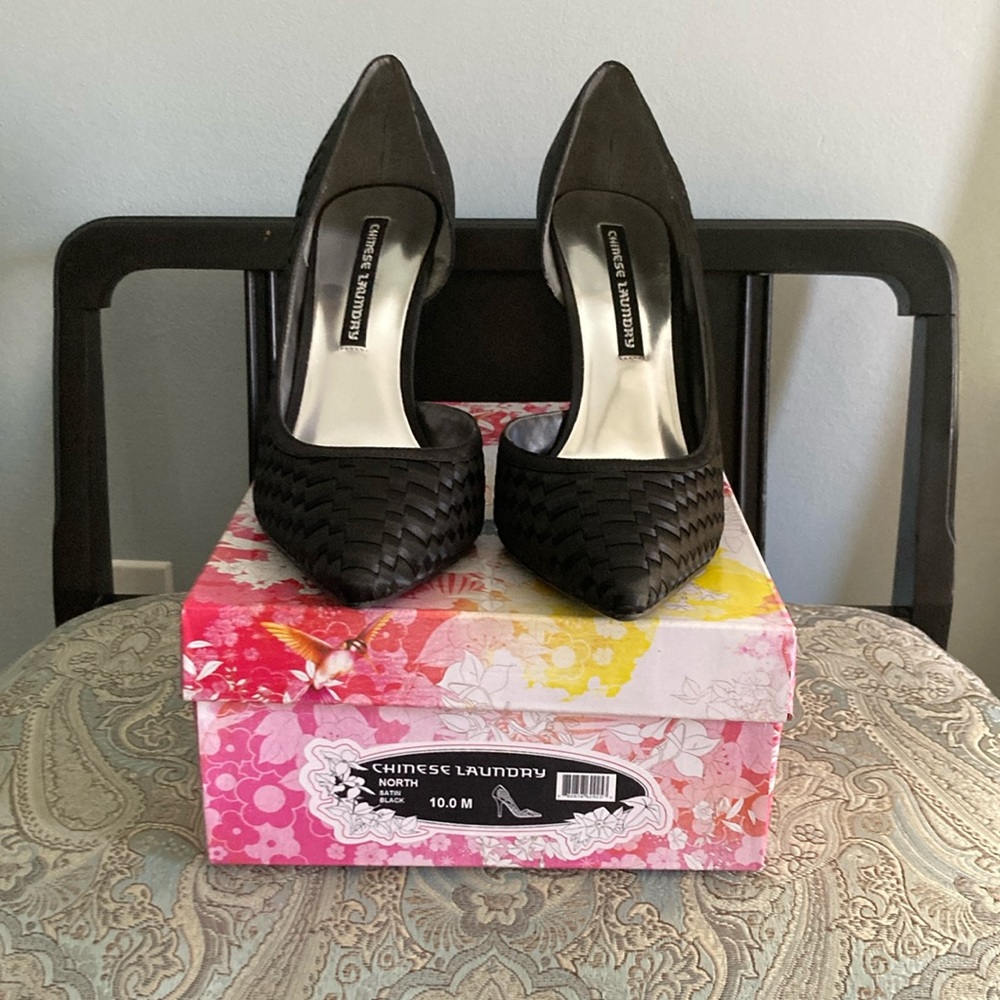 NWT - CHINESE LAUNDRY BLACK PUMPS - SIZE 10